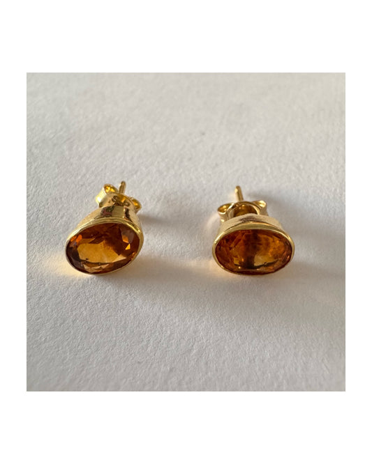 עגילי זהב צהוב 14 קראט משובצים אבני סיטרין כתומות ומבריקות.