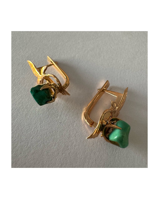 עגילי זהב 14 קראט בעיצוב עלים ופרח, משובצים אבן טורקיז בעלת מראה אורגני.