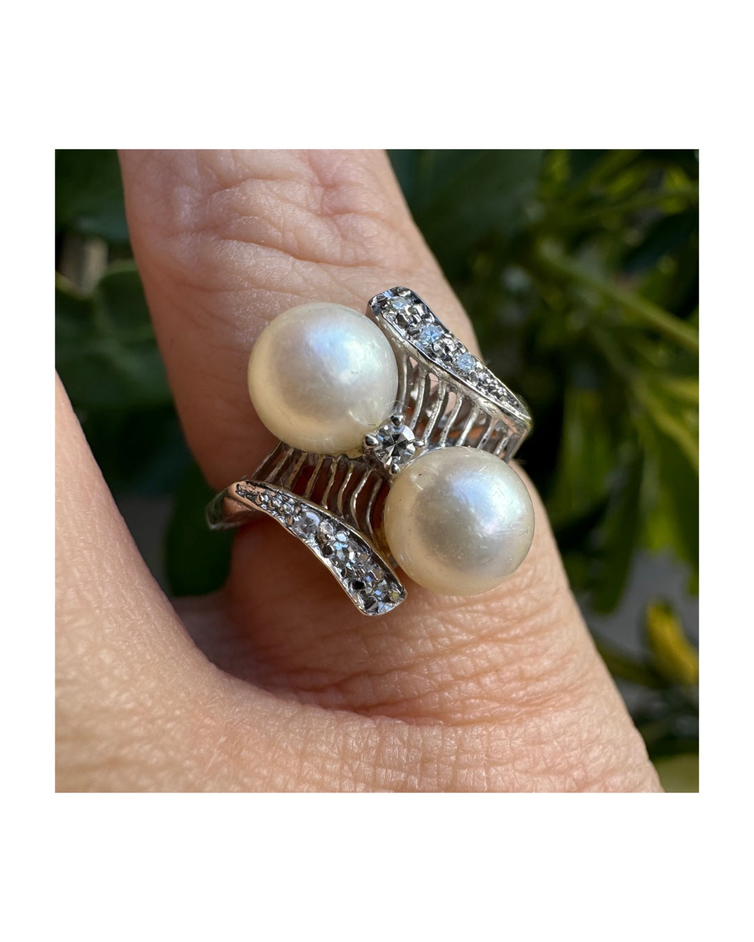 טבעת זהב לבן 14 קראט משובצת שתי פנינים ויהלומים