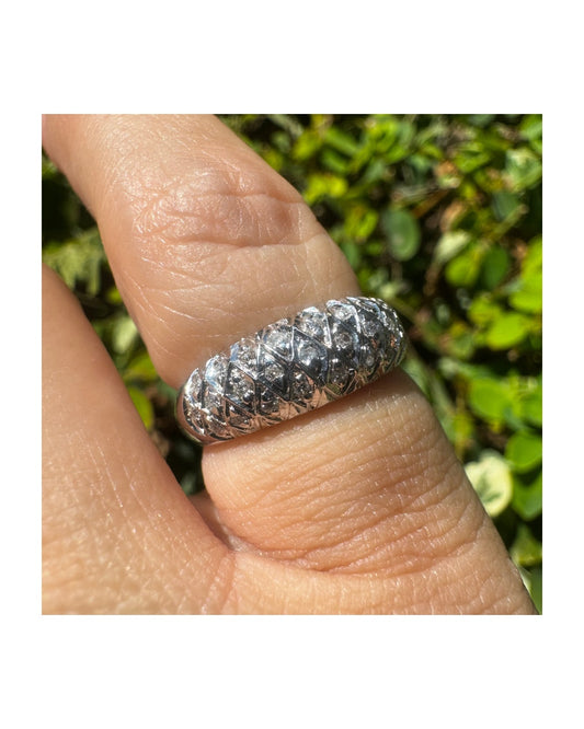 טבעת זהב לבן 14 קראט משובצת יהלומים