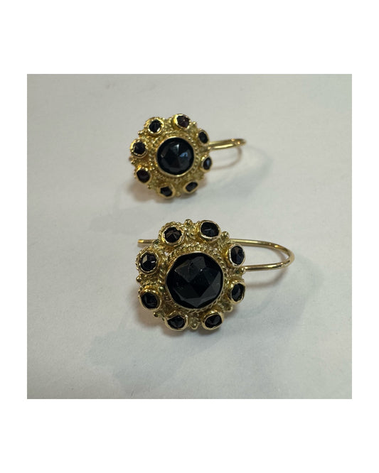 עגילי זהב צהוב 14 קראט, נופלים באורך בינוני, משובצים אבני גרנט