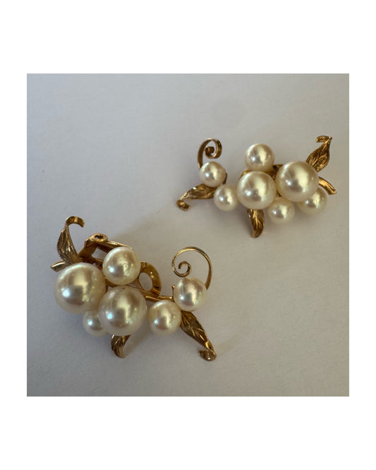 עגילי קליפס זהב 14 קראט, משובצים אשכול פנינים בגווני לבן-קרם.