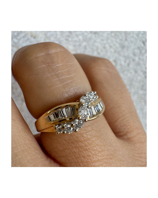 טבעת זהב צהוב 14 קראט משובצת יהלומים בחיתוך באגט ועגול.