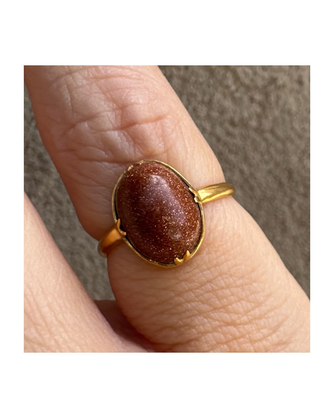 טבעת זהב צהוב 18 קראט משובצת אבן גולדסטון נוצצת.