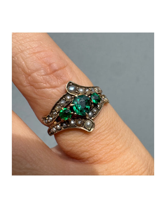 טבעת זהב 10 קראט משובצת אמרלדים ופנינים טבעיות. 