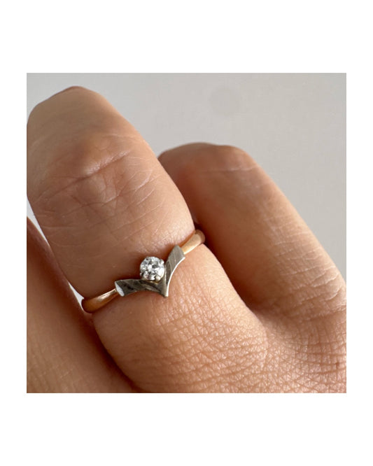 טבעת זהב 14 קראט עם ראש בצורת V מזהב לבן המשובץ יהלום עגול אחד. 