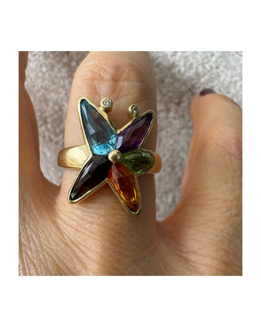 טבעת זהב צהוב 14 קראט, בעיצוב פרפר צבעוני וקסום, משובצת אבני חן במגוון גוונים – טורמלין, סיטרין, פרידוט, אמטיסט ויהלומים