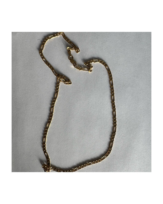 שרשרת זהב 14 קראט בסגנון Figaro chain – עיצוב קלאסי שבו חוליות קצרות מתחלפות עם חוליה אחת ארוכה.