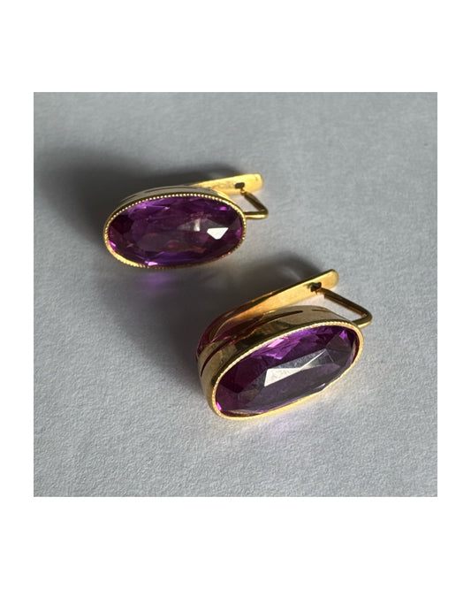 עגילי זהב צהוב 18 קראט, תלויים קצרים, משובצים באבני אמטיסט סגולות בחיתוך אובלי עמוק.