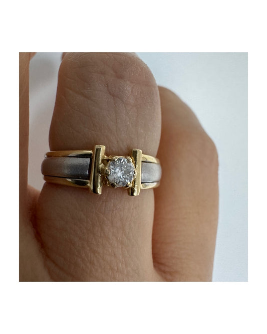טבעת זהב צהוב וזהב לבן 14 קראט משובצת יהלום במרכז