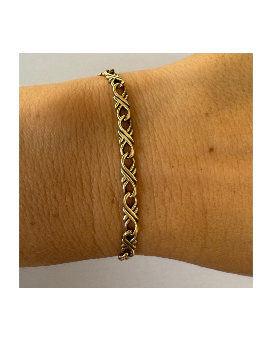 צמיד זהב 14 קראט, בעיצוב חוליות עדין ומסולסל.